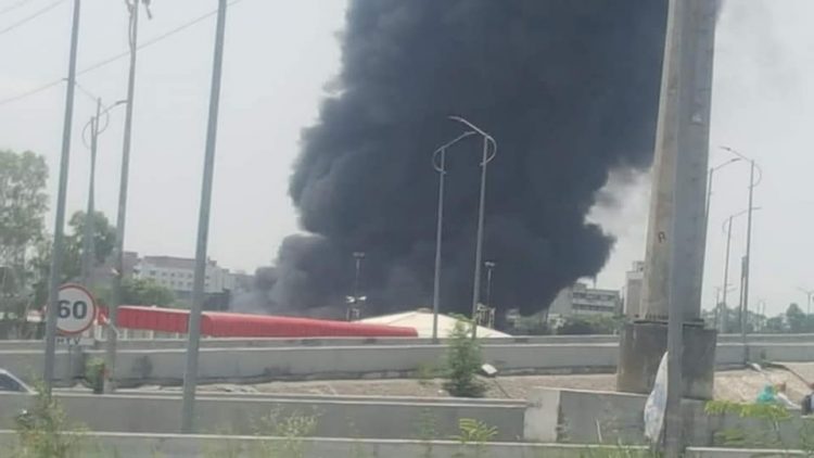 ISLAMABAD - At least 150 stalls were gutted in a high-intensity fire that broke out in Itwar Bazaar market in H-9 sector of Islamabad on Wednesday. 