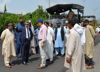 ISLAMABAD : 7th Avenue road carpeting completed