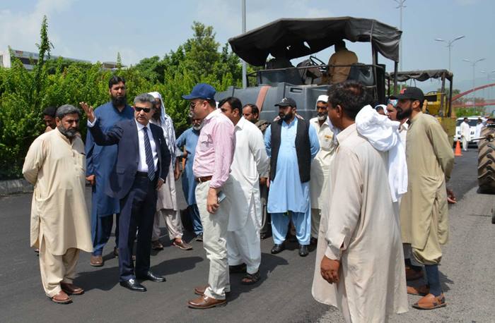 ISLAMABAD : 7th Avenue road carpeting completed