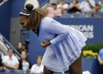 Serena Williams turns it on, hits 18 aces in US Open victory