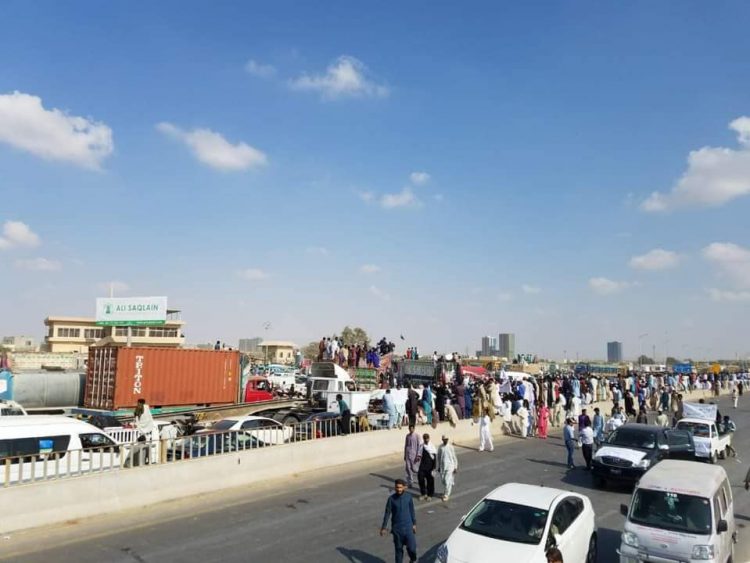 Protest outside Bahria Town Karahi, Motorway M9 Blocked