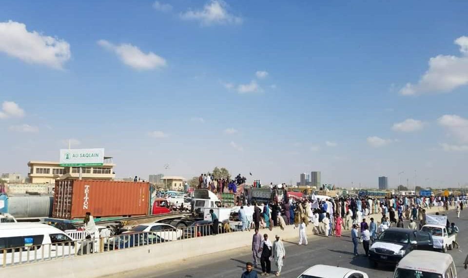 Protest outside Bahria Town Karahi, Motorway M9 Blocked