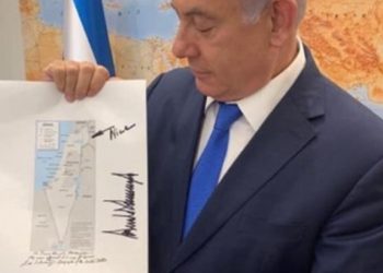 Trump Signs Nice on Map Presenting Golan As Part of Israel