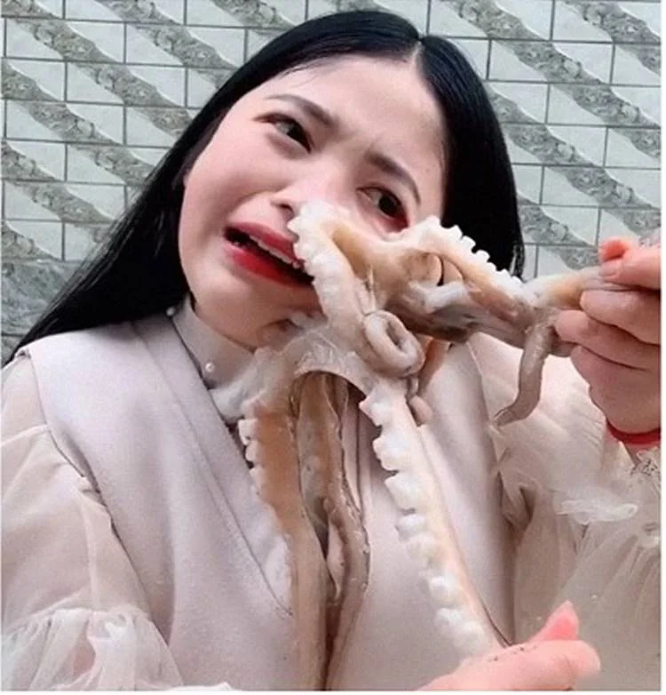 Woman tries to eat octopus alive, gets attacked back - INCPak