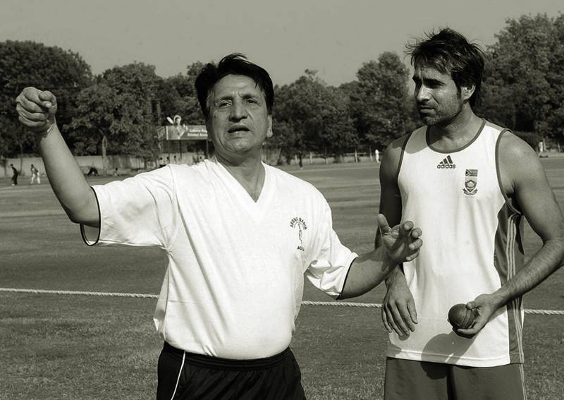 Former Test cricketer Abdul Qadir passes away 