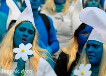 Record-breaking Smurf Gathering in France