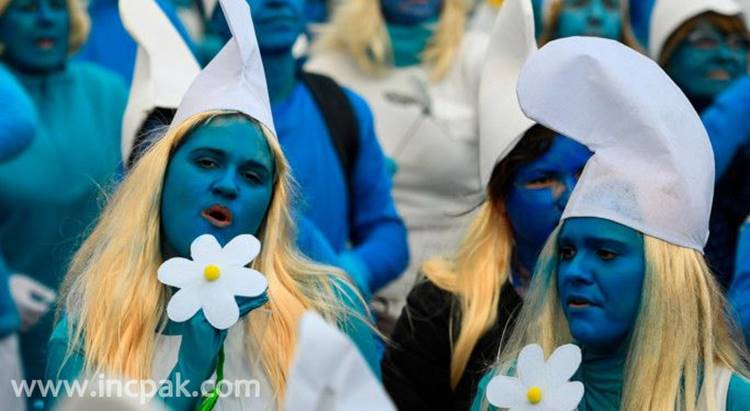 Record-breaking Smurf Gathering in France