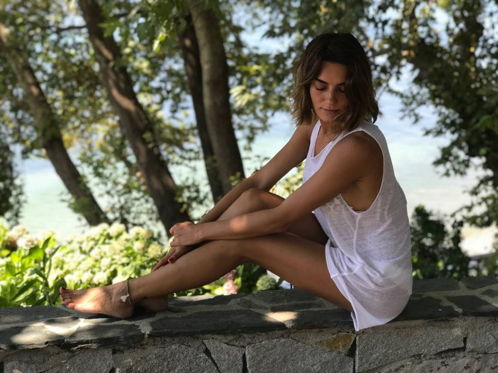 Ertugrul Star Hande Subasi Bikini Pictures Criticized On Instagram Incpak