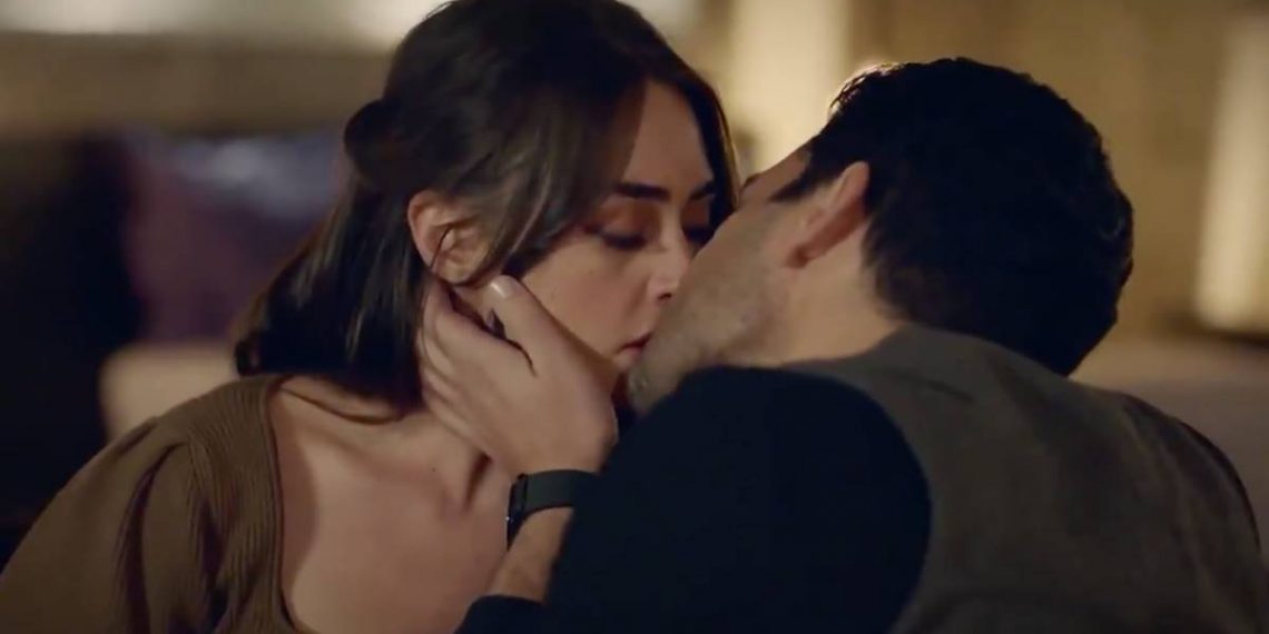 Esra Bilgic Kissing, Esra Bilgic Kiss, Esra Bilgic, Halime Sultan, Halime Sultan Kissing, Halime Sultan Kiss