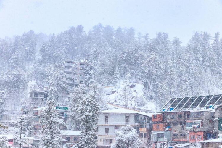 Murree entrance closed due to heavy snowfall