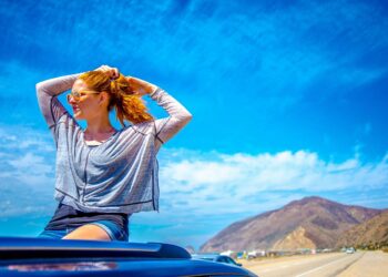 Dubai, Abu Dhabi Announce Dh2,000 Fine for Popping Head Out of Vehicle's Sunroof