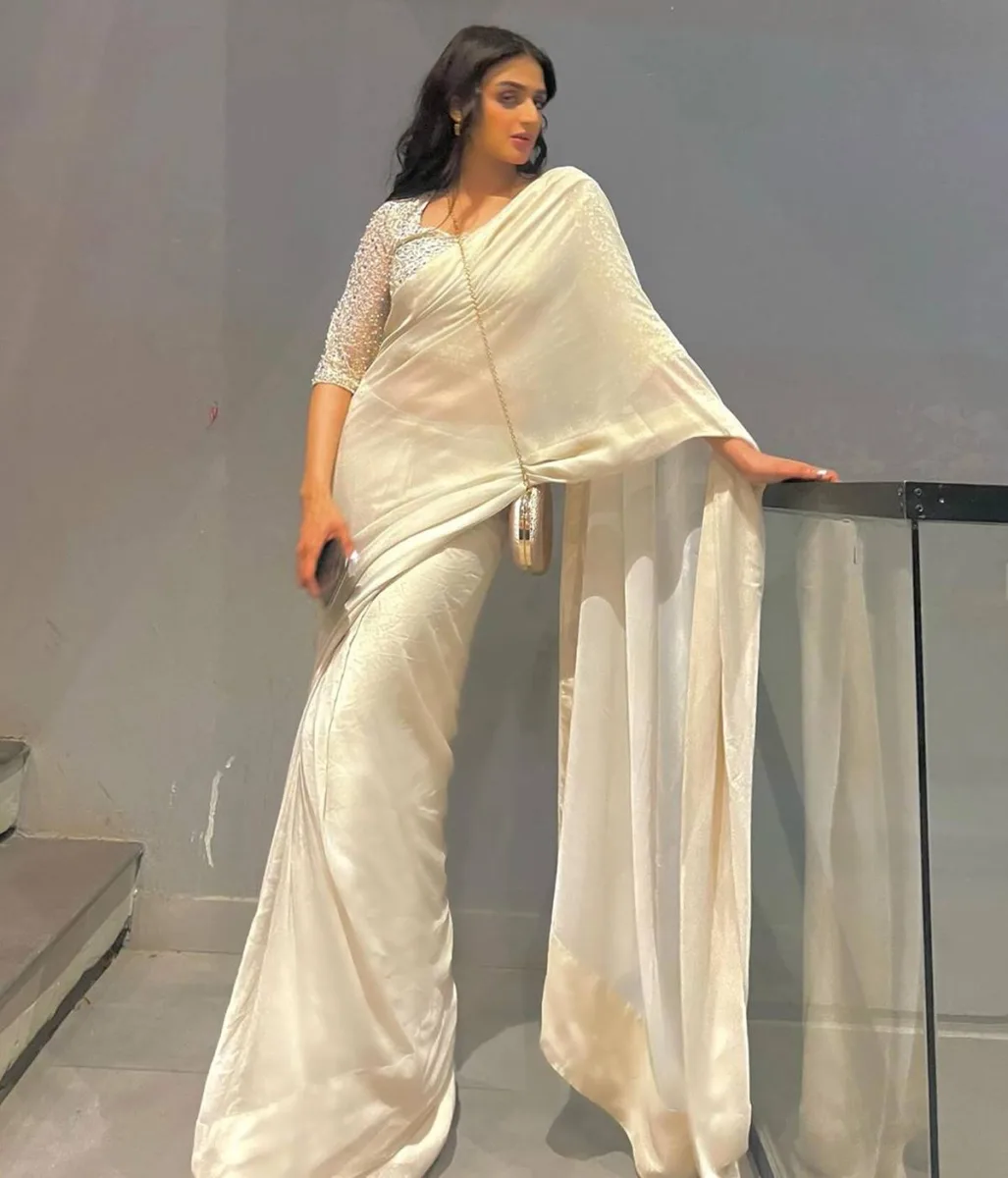 Hira Mani Wearing Off-White Saree With Silver Blouse