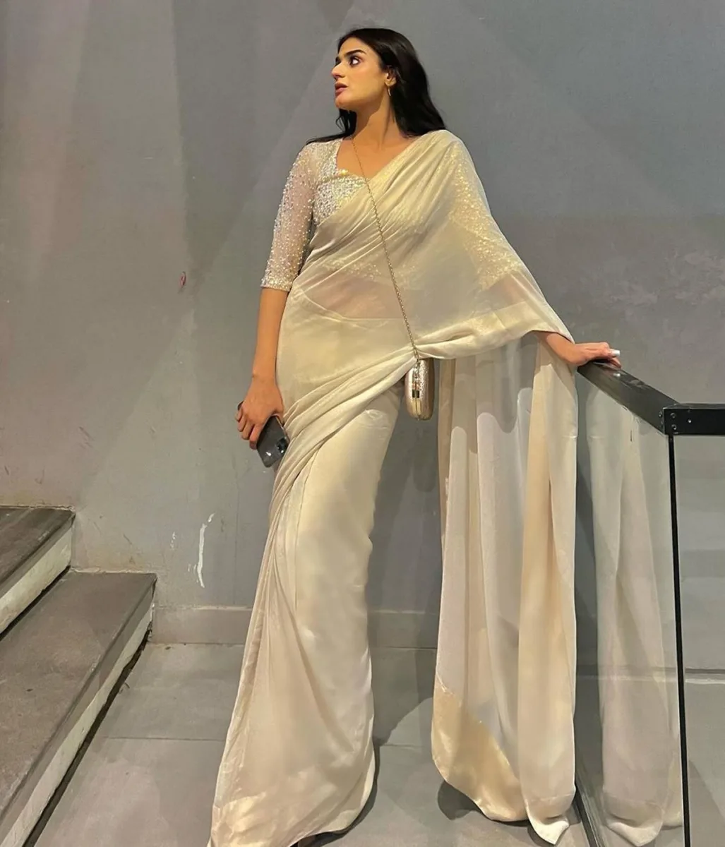 Hira Mani Wearing Off-White Saree With Silver Blouse