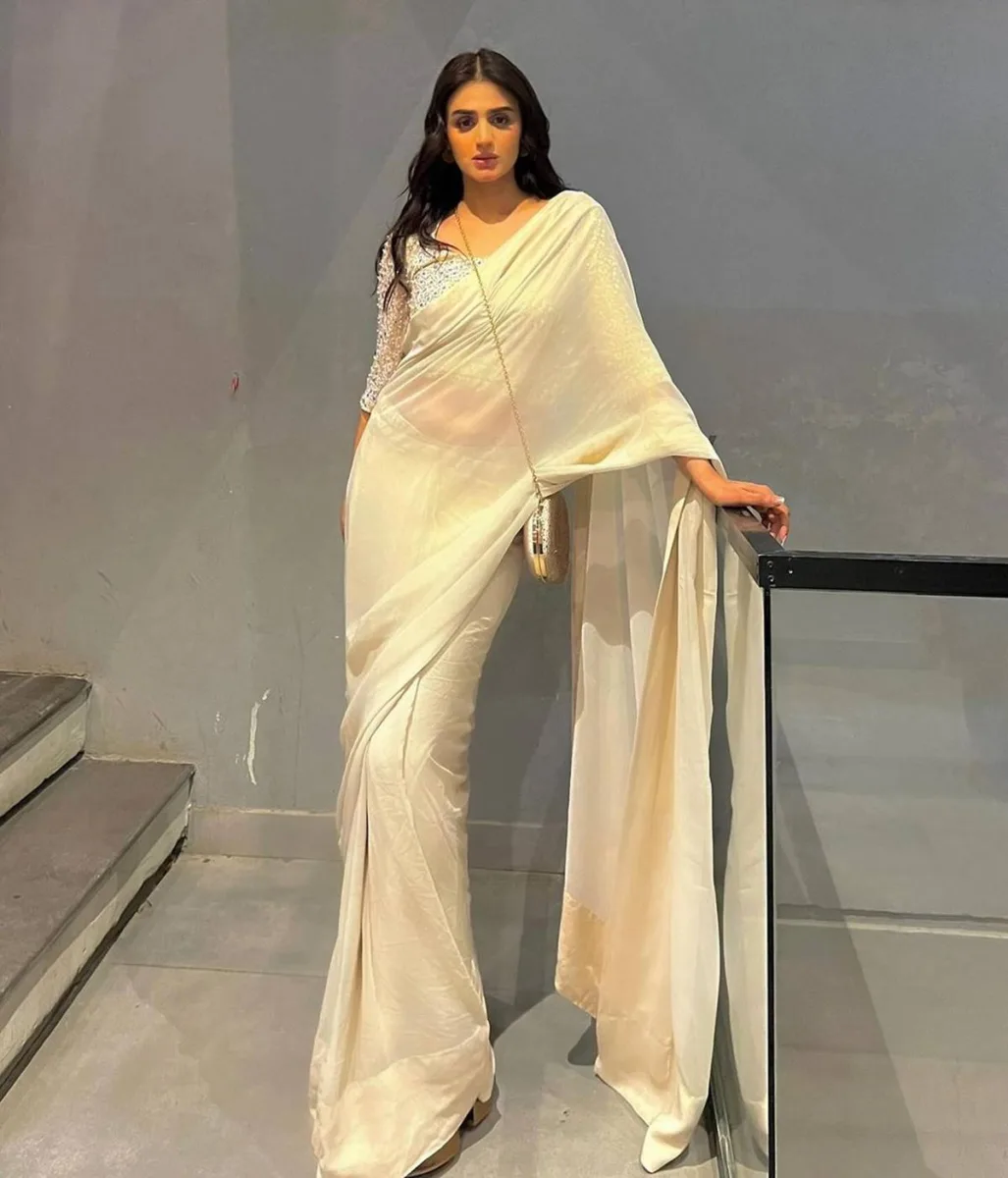 Hira Mani Wearing Off-White Saree With Silver Blouse