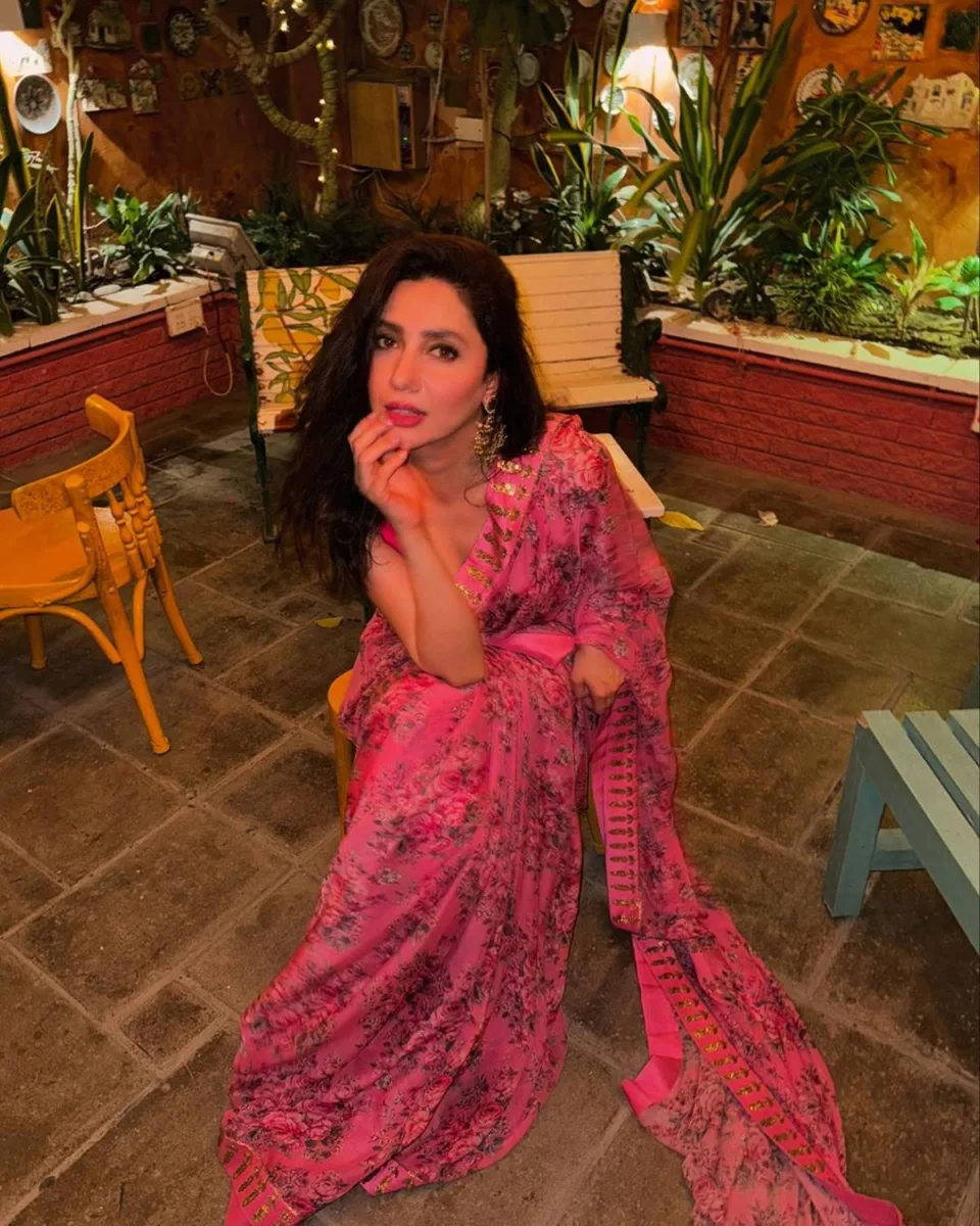 Mahira khan in pink saree