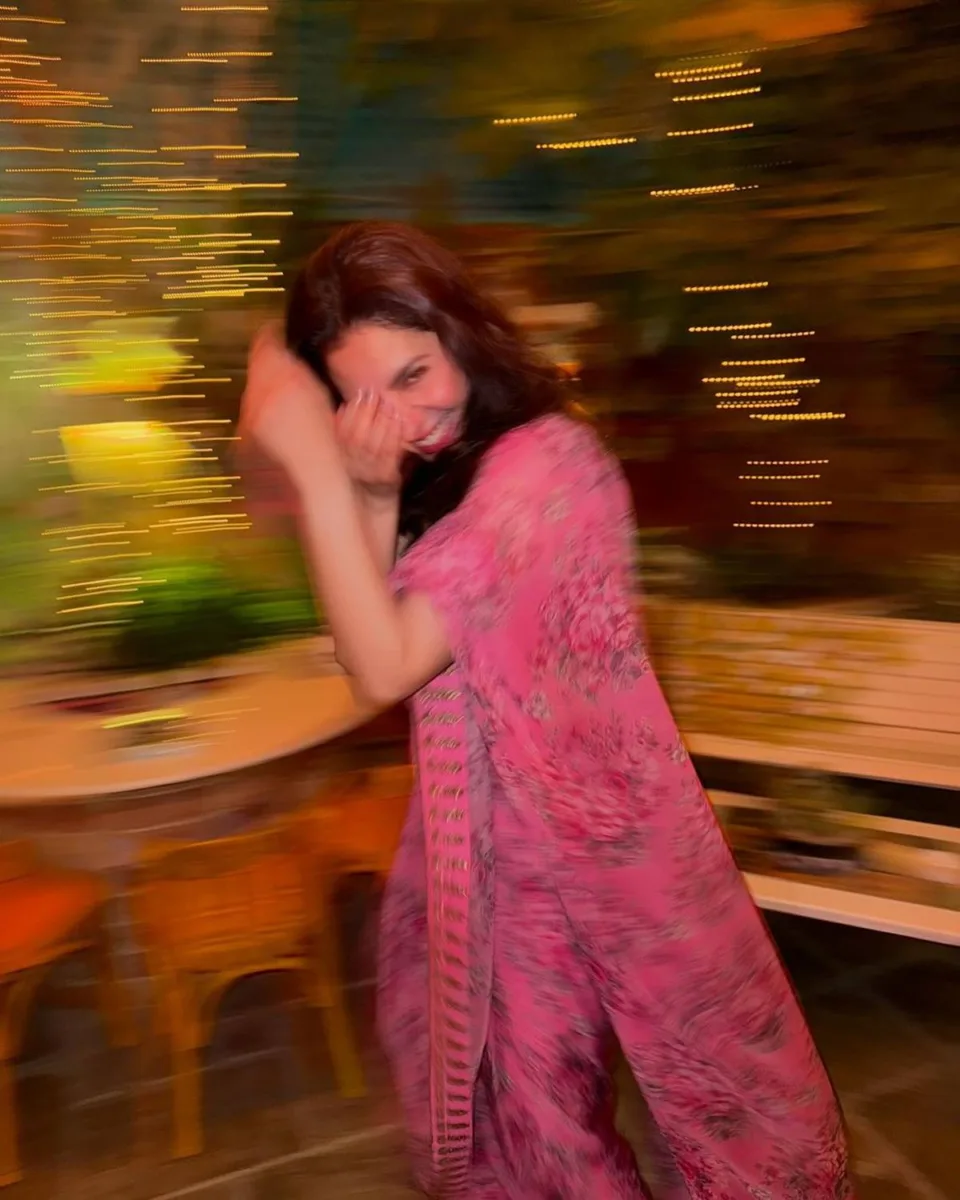 Mahira khan in pink saree