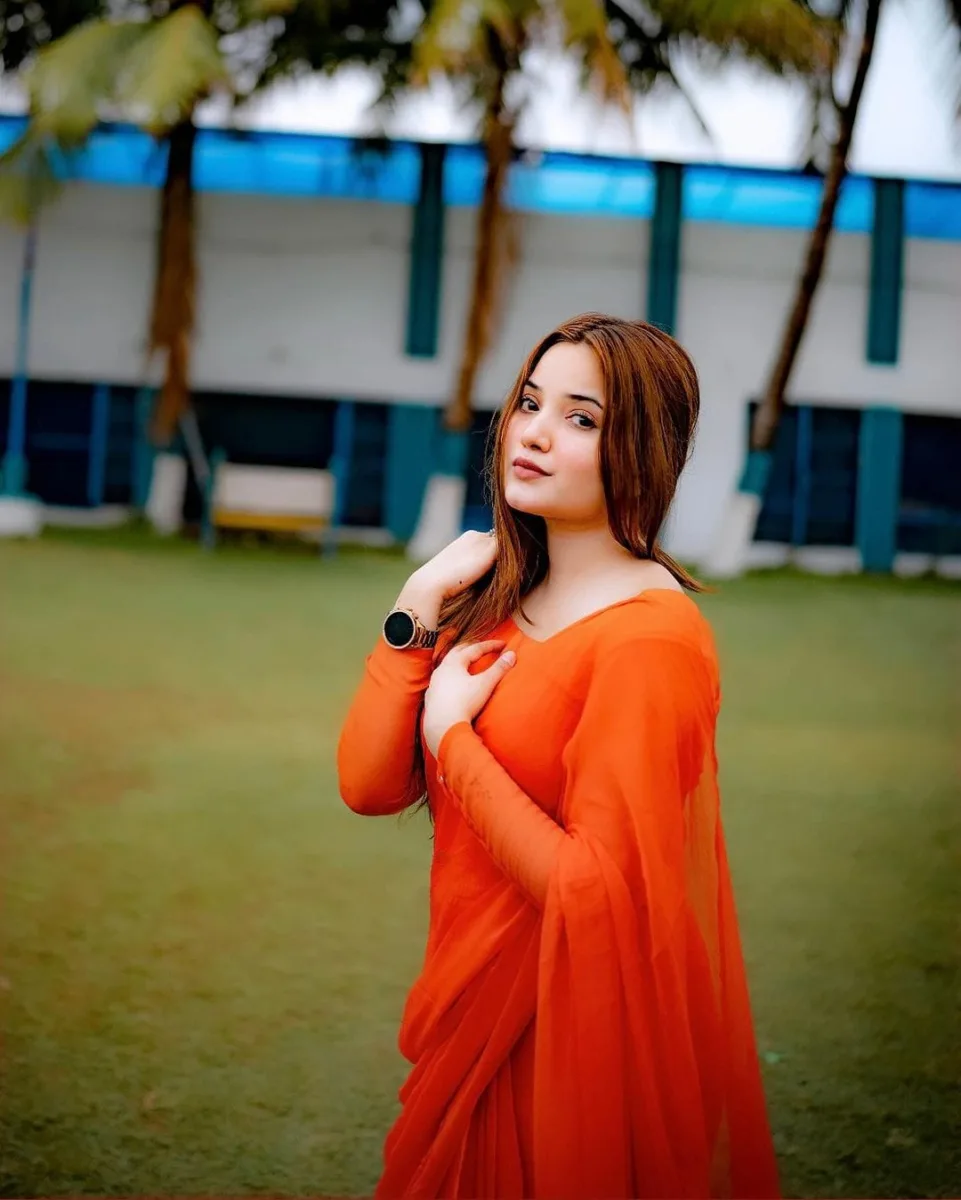 Meet the stunning rabeeca khan wearing orange outfit - source instagram @raveeckhan