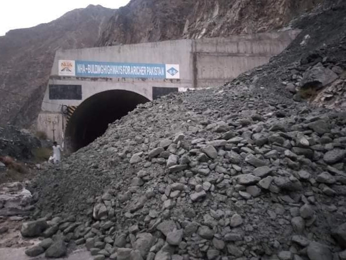 Landslide Blocks Hunza-Nagar Section of KKH in Jaglote Guru