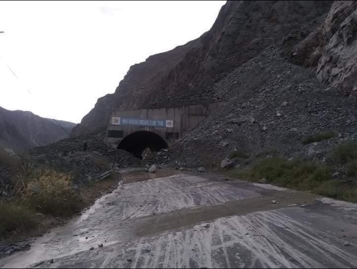 Landslide Blocks Hunza-Nagar Section of KKH in Jaglote Guru